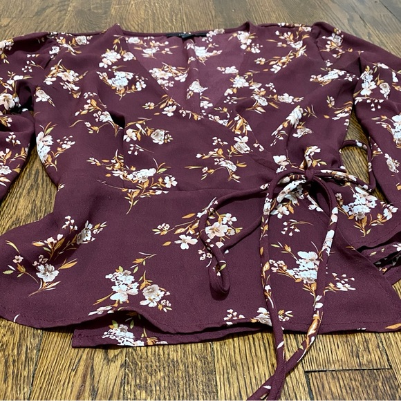 EUC Forever 21 peplum wrap floral blouse - Picture 2 of 12